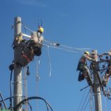 trabalhadores em rede de energia elétrica